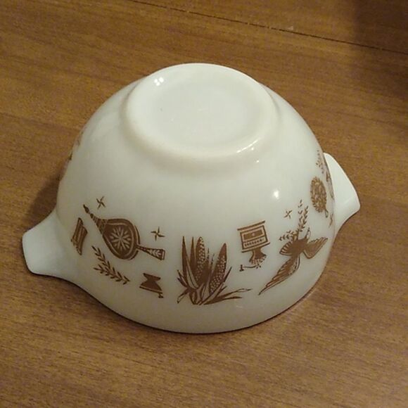 Vintage Early American Pyrex White Mixing Bowl with Brown Eagle Design - Picture 2 of 7